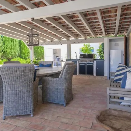 Beautifully Renovated Casa With Swimming Pool Apartmán *